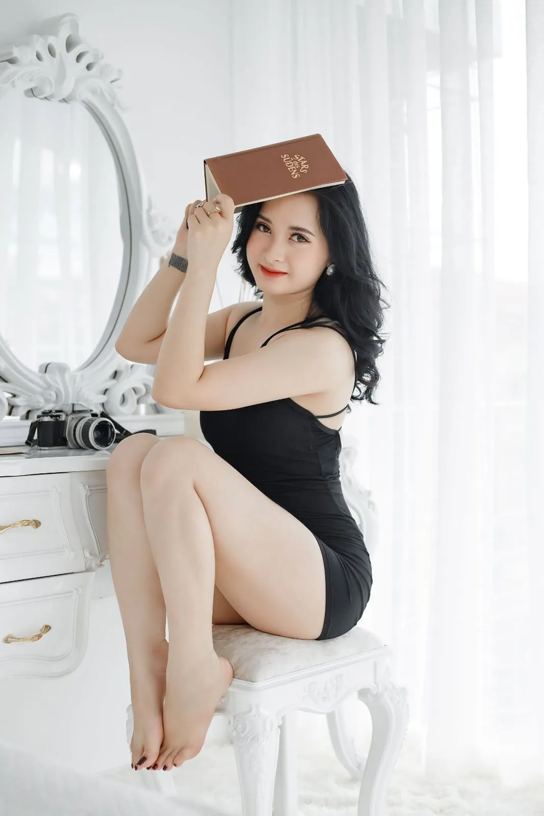 CallMeChat member enjoying a relaxed and genuine dating conversation